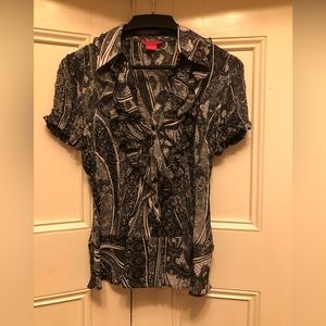 Short sleeve fitted black and white blouse.